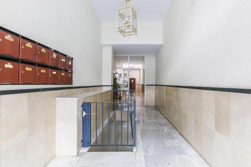 A&N Spacious Terrace Family Apartment Downtown - image 35