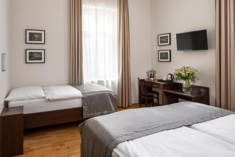 Standard Triple Room image 4