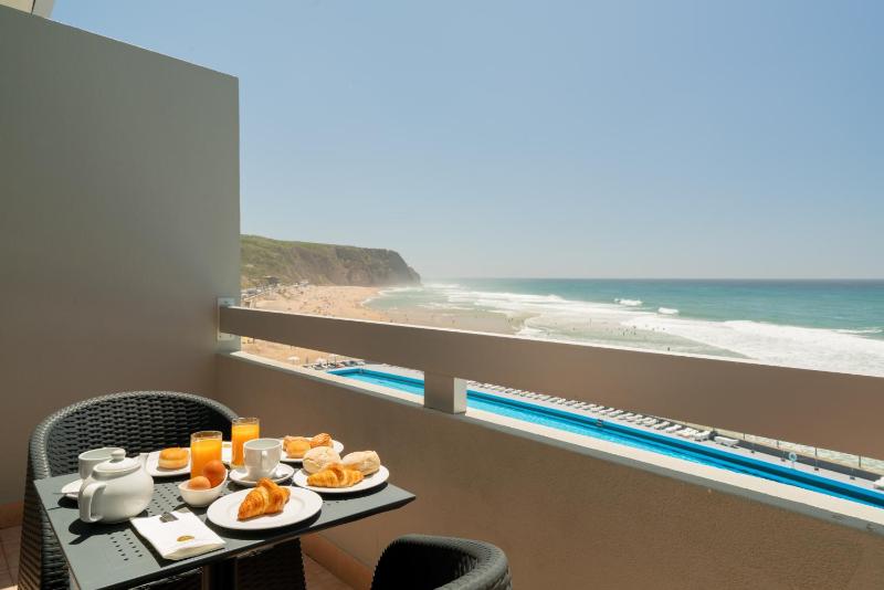 Family Room (4 Adults) with Balcony and Sea View image 3