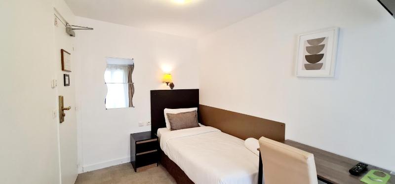 Single Room with Shared Bathroom image 1