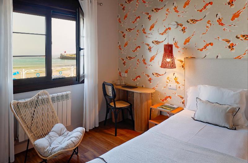 Double or Twin Room with Sea View image 3