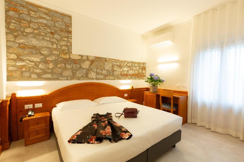 Double Room image 4