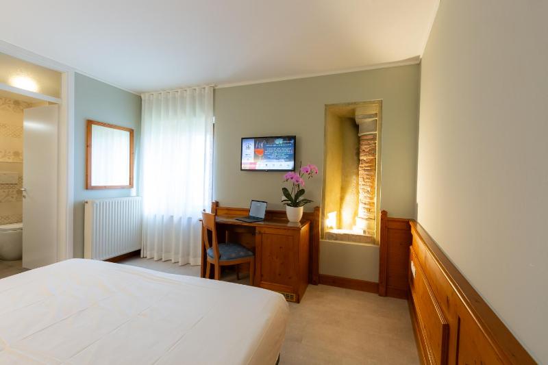 Double Room image 3