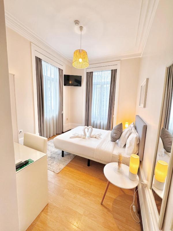 Double Room image 4