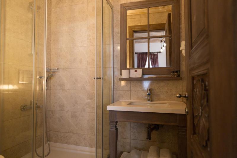 Standard Twin Room image 4