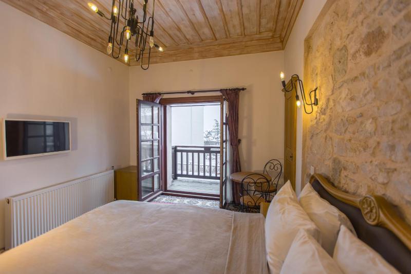 Double Room with Balcony image 4