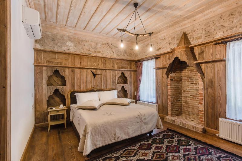 Double Room with Balcony image 3