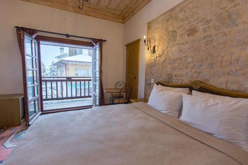 Double Room with Balcony image 2