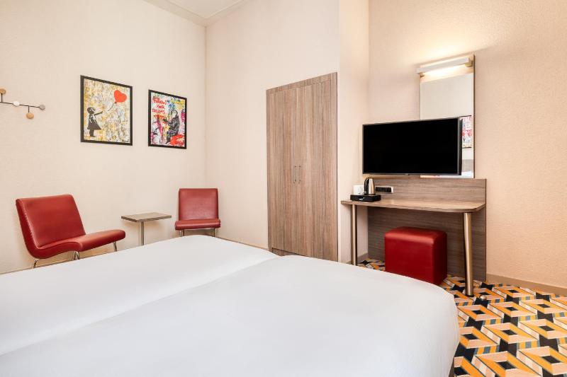 Superior Twin Room image 3