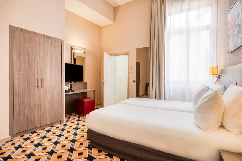 Superior Twin Room image 4