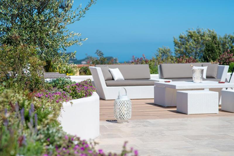Large Suite with Terrace and Sea View image 3