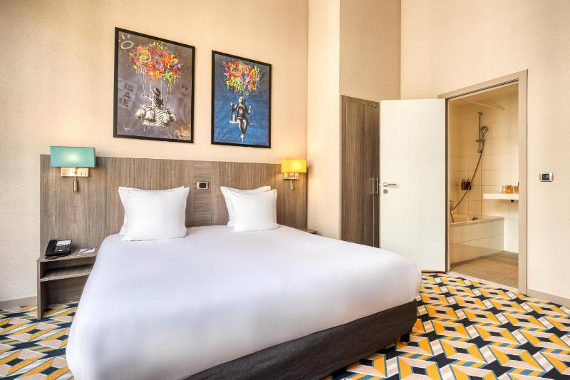 Premium King Room image 4