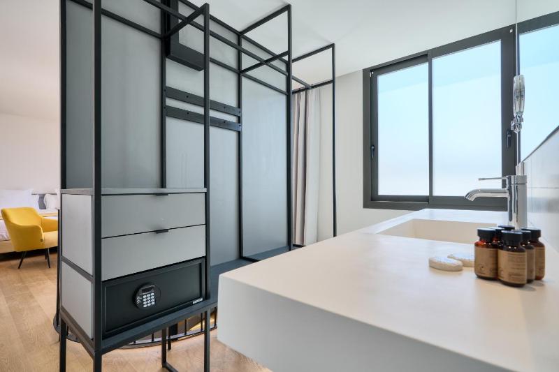 Deluxe Double Room with Jacuzzi and Terrace image 2