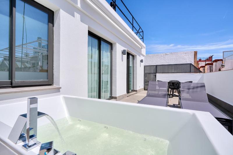 Deluxe Double Room with Jacuzzi and Terrace image 3