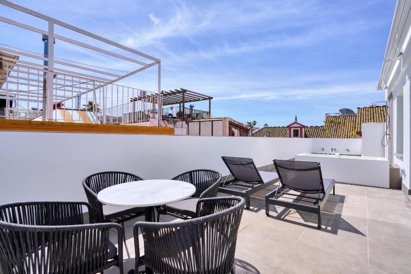 Deluxe Double Room with Jacuzzi and Terrace image 4