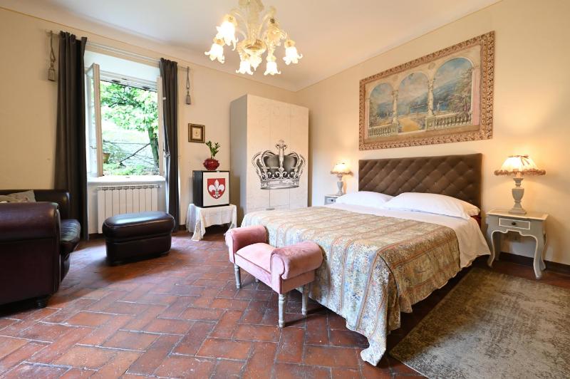 Deluxe Double Room with Bath image 4