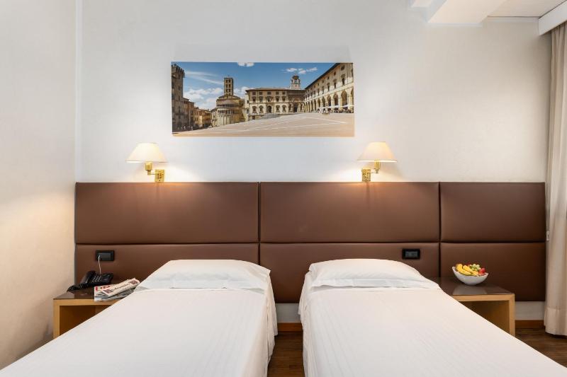 Standard Twin Room image 3