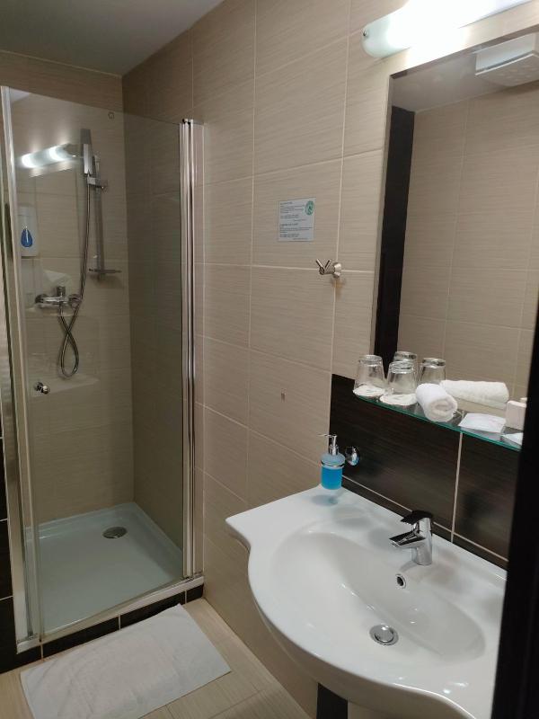 Economy Double Room image 3