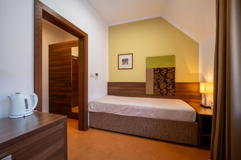 Twin Room image 1