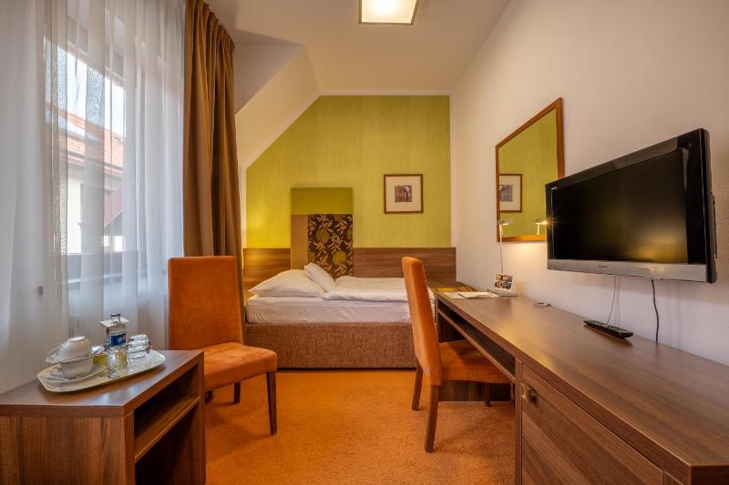 Twin Room image 3