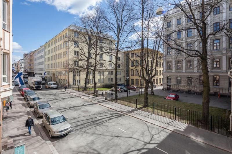 Historic Elegant Apartment - image 13