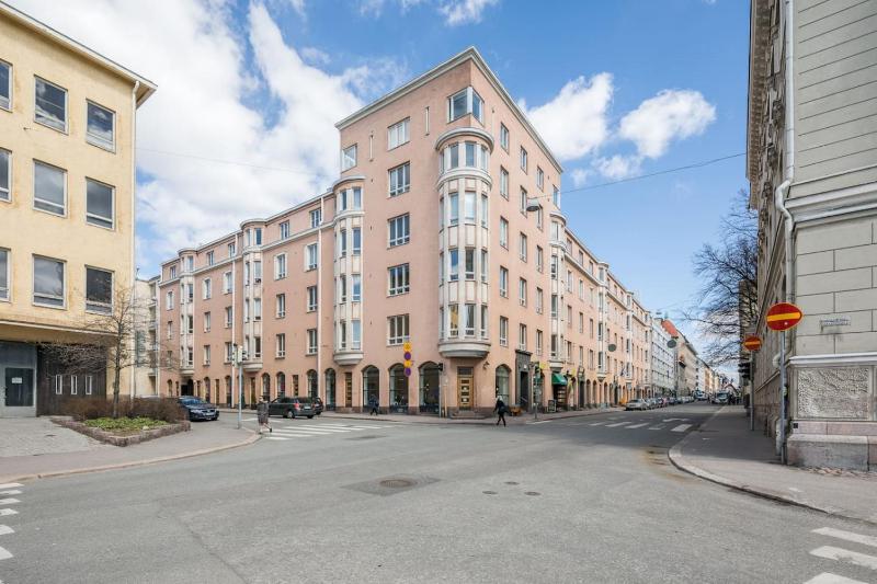 Historic Elegant Apartment - image 12