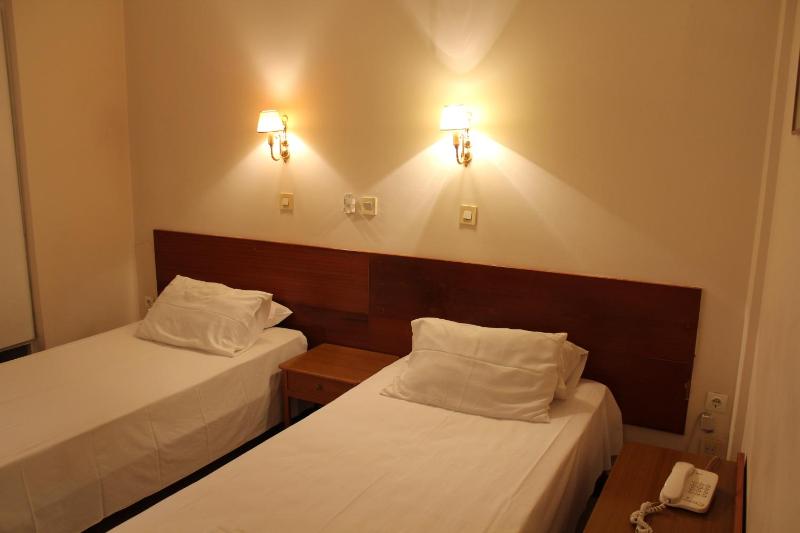 Twin Room with Extra Bed image 2