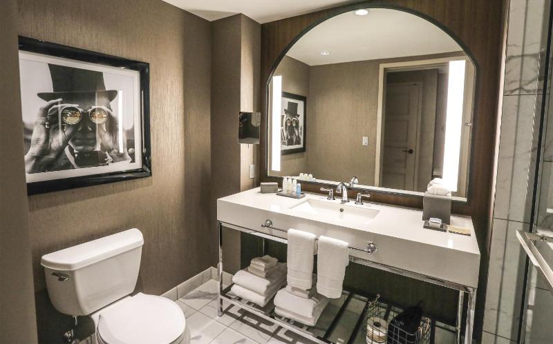 Deluxe King Room image 3