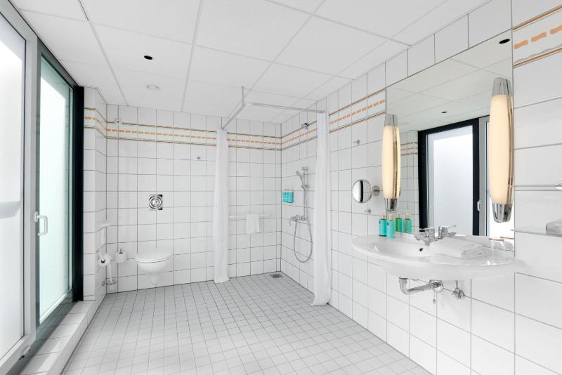 Standard single room - Accessible image 3