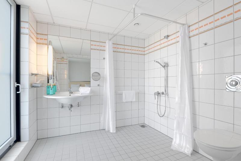 Standard Queen Room - Accessible image 3