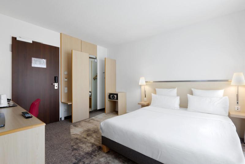 Standard Queen Room - Accessible image 2