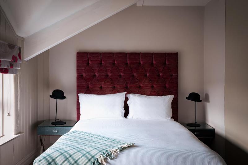Small Double Room image 3