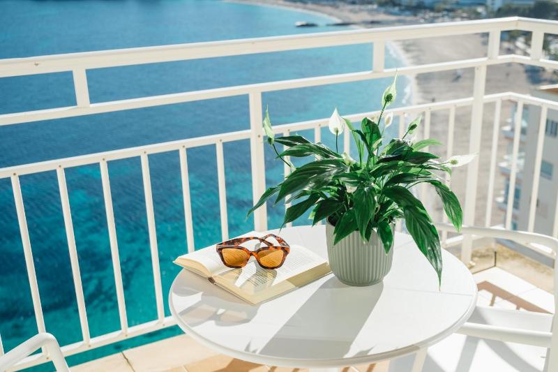 Double Room with Sea View image 1
