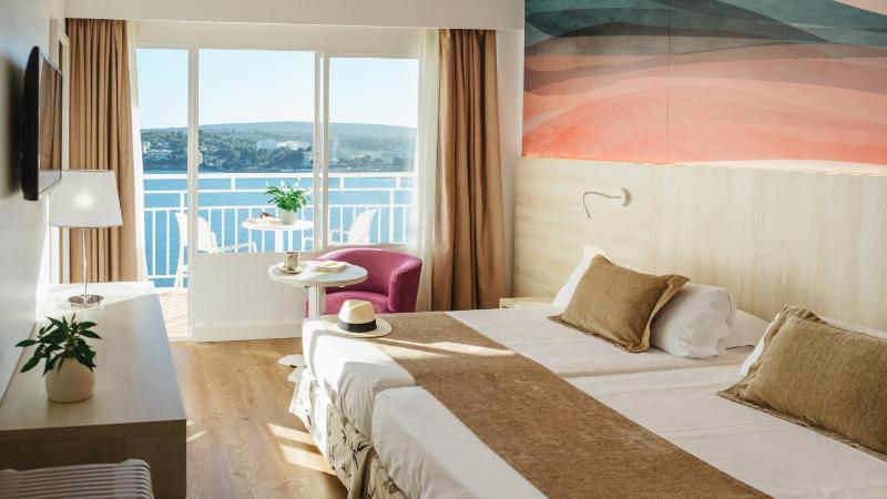 Double Room with Sea View image 4