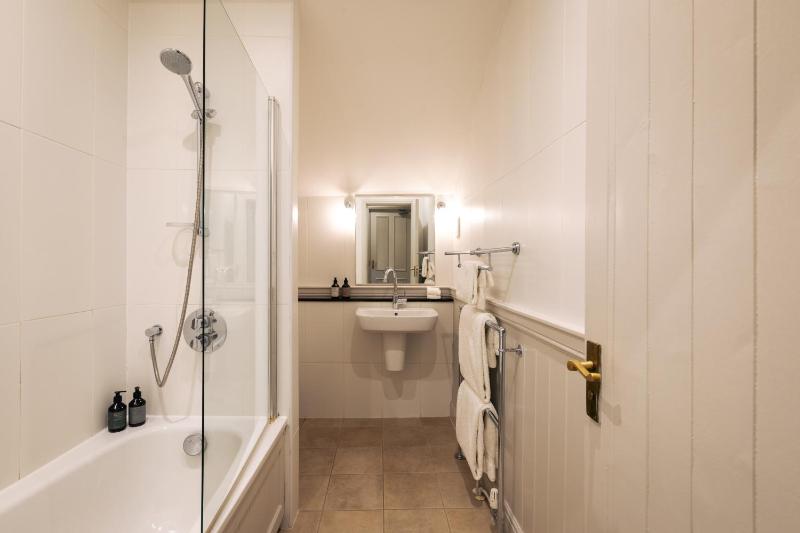 Classic Double Room image 2