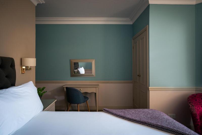 Classic Double Room image 4