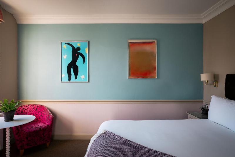 Classic Double Room image 3