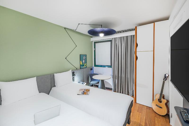 Standard Twin Room image 3