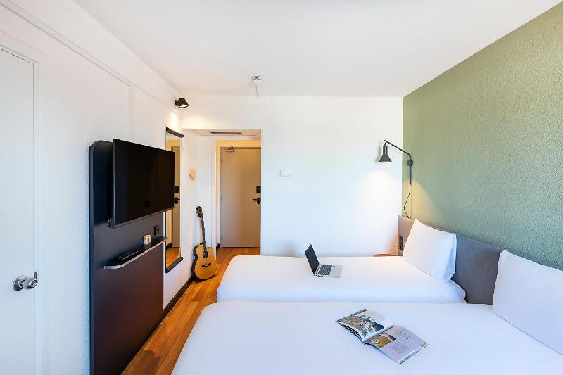 Standard Twin Room image 4