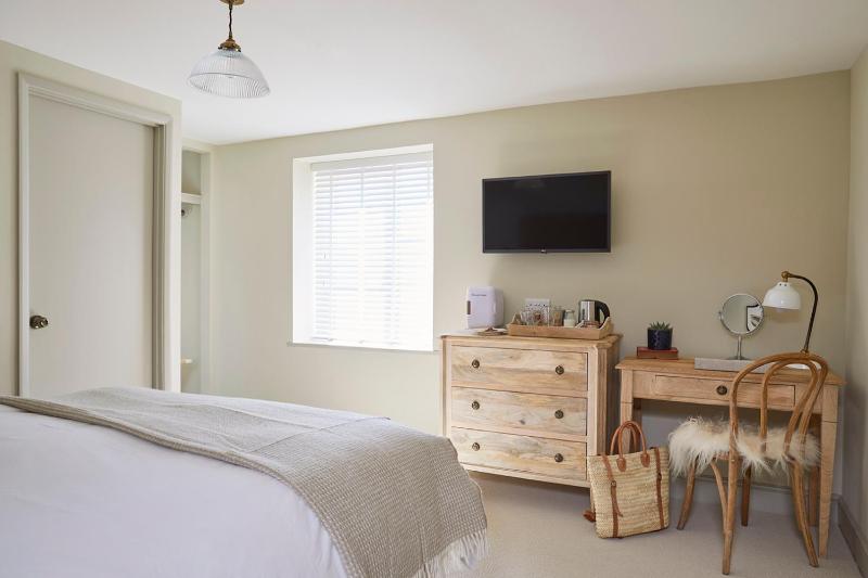 Double Room image 3