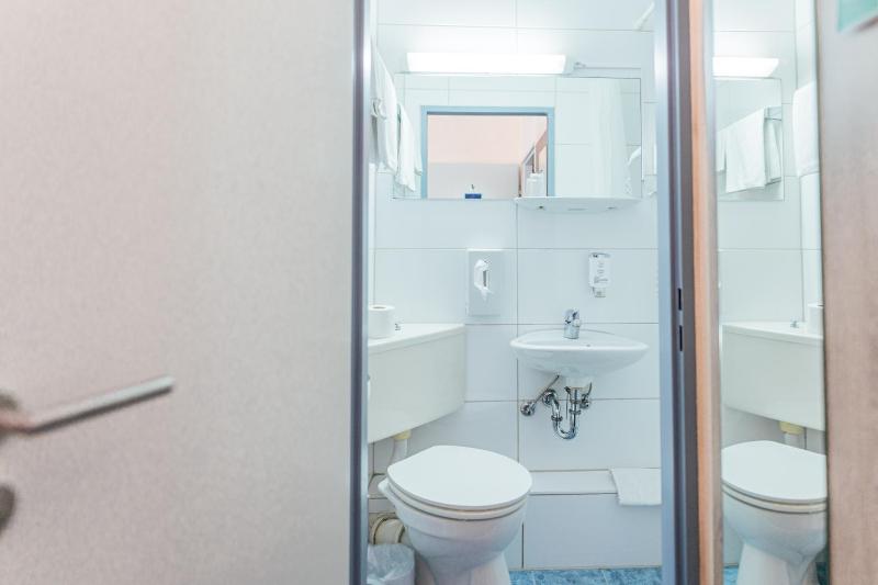 Standard Twin Room image 4