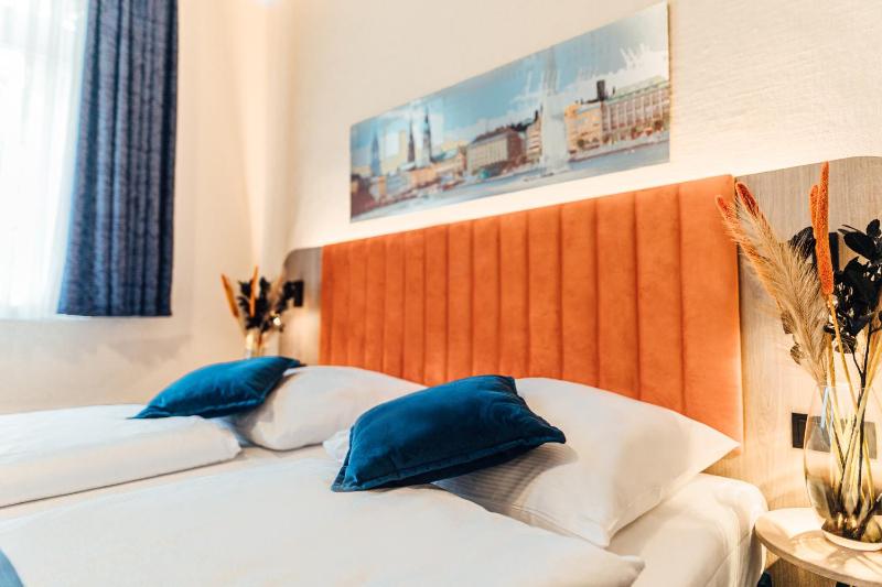Standard Twin Room image 1