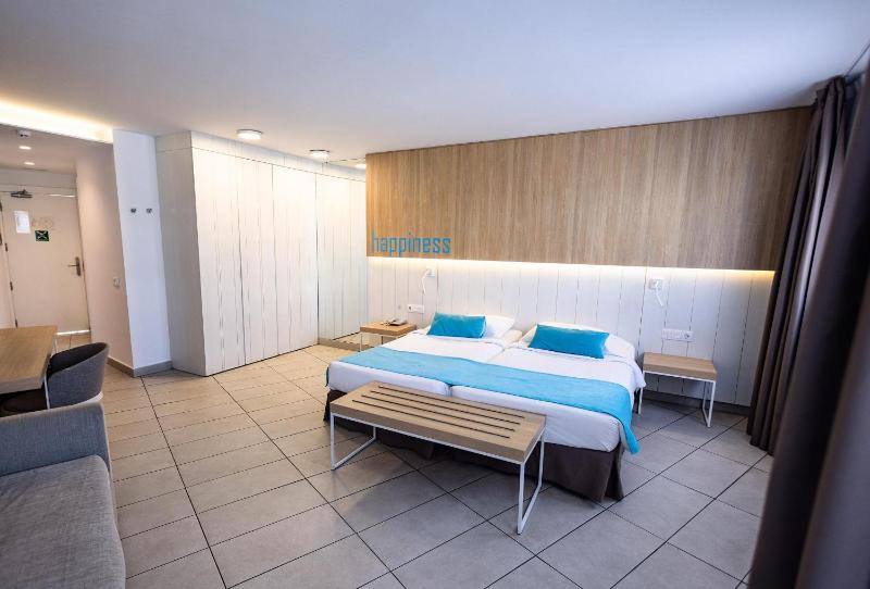 Double Room with Terrace image 4