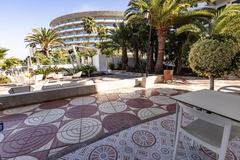 Double Room with Terrace & Pool View image 3