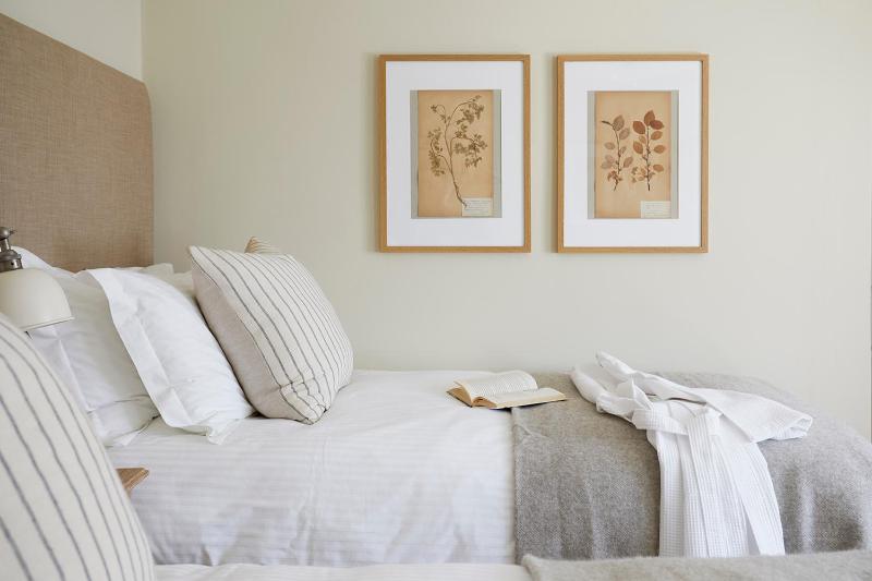 Twin Room image 4