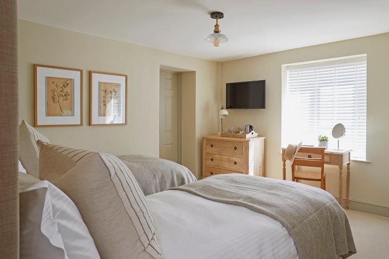 Twin Room image 3