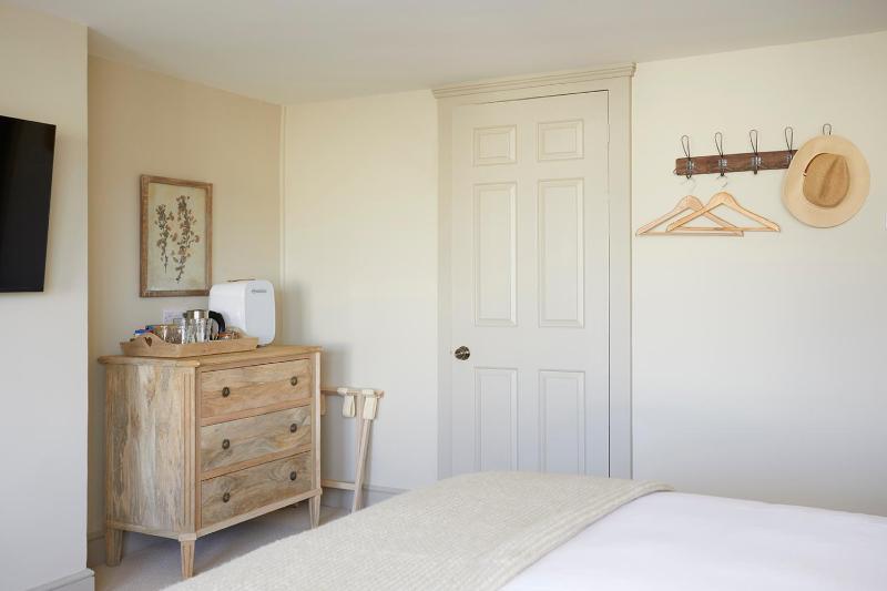 Superior King Room image 3