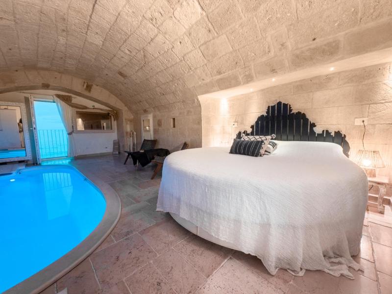 Luxury Suite with Private Pool and Sea View image 1