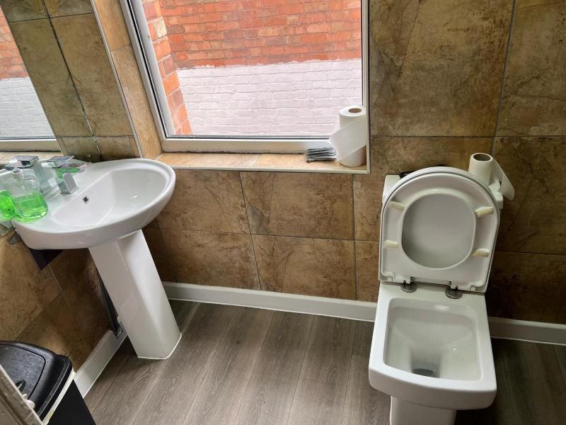 Single Room with Shared Bathroom image 3