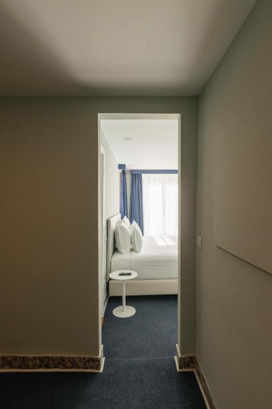 Superior Suite with Balcony image 4